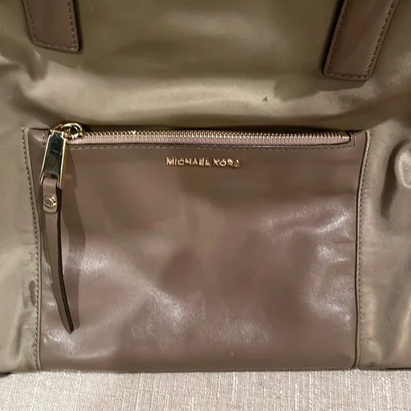 MICHAEL KORS bag large tan:khaki color so much room ! - Picture 3 of 12